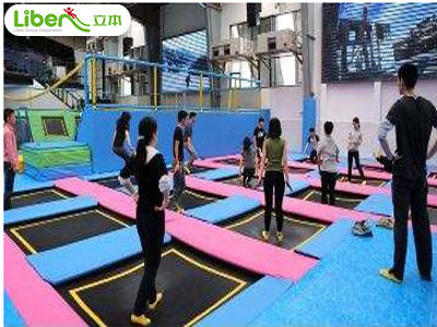 成人空气蹦床掀起娱乐热潮，不少创业者很心动