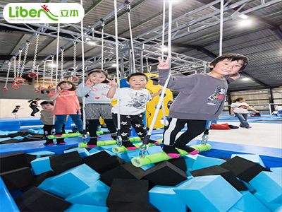 动霸chua蹦床乐园，大型室内活动空间