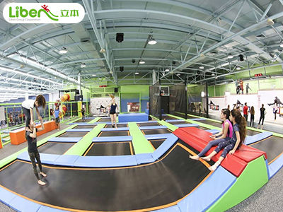 成人蹦床公园加盟为什么在2019年会成人们投资项目？