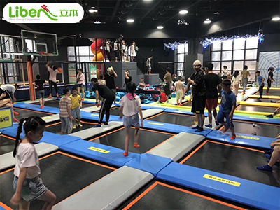 开蹦床公园对场地的建筑要求有哪些？