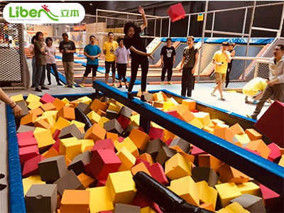 2019年蹦床公园最新型蹦床项目——泡泡足球