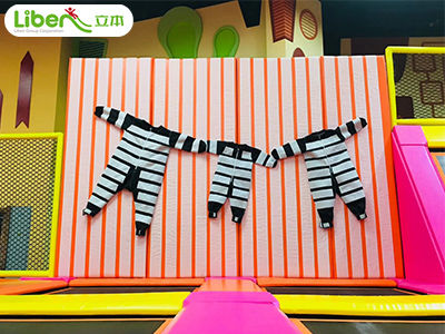 蹦床公园中的必备打卡项目——网红粘粘墙