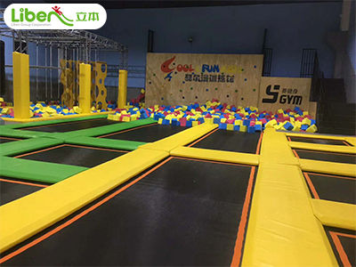 蹦床公园新型项目——迷宫蹦床探险