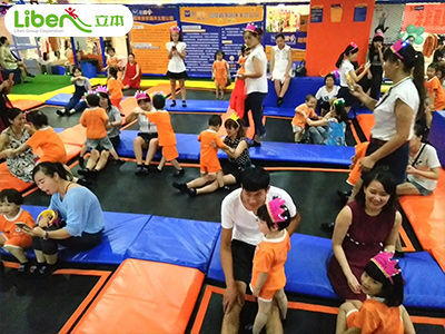 现阶段火热室内运动娱乐项目，运动蹦床馆组合乐园