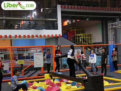 蹦床公园加盟费用的剖析，让你了解到每一个投资费用的具体成分