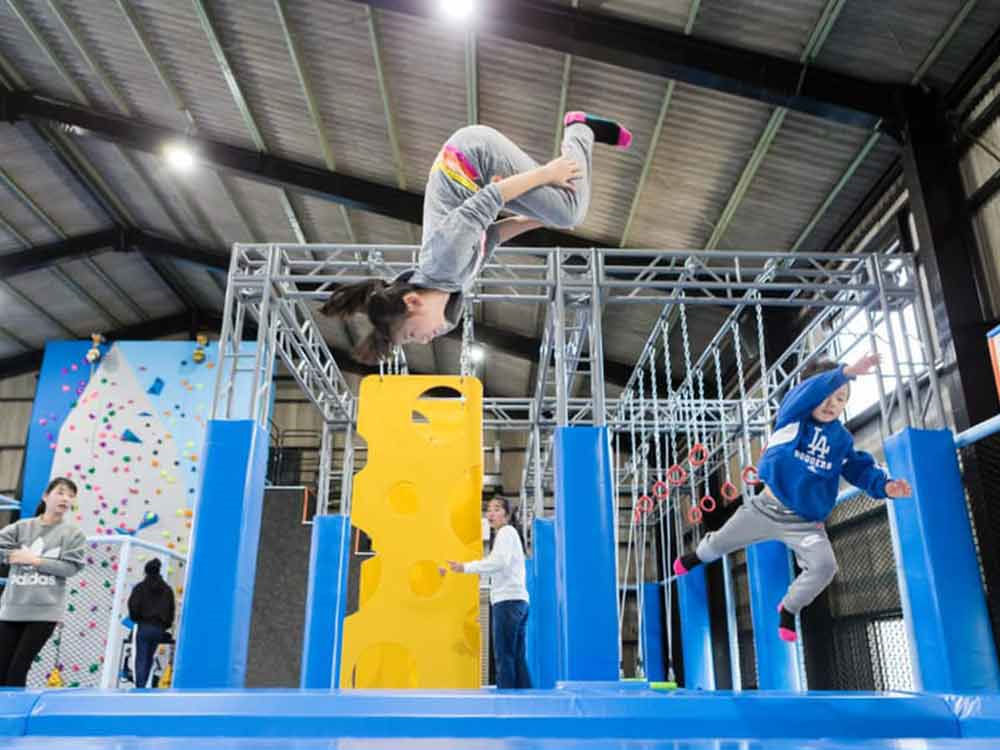 网红室内蹦床-火热多人运动场所