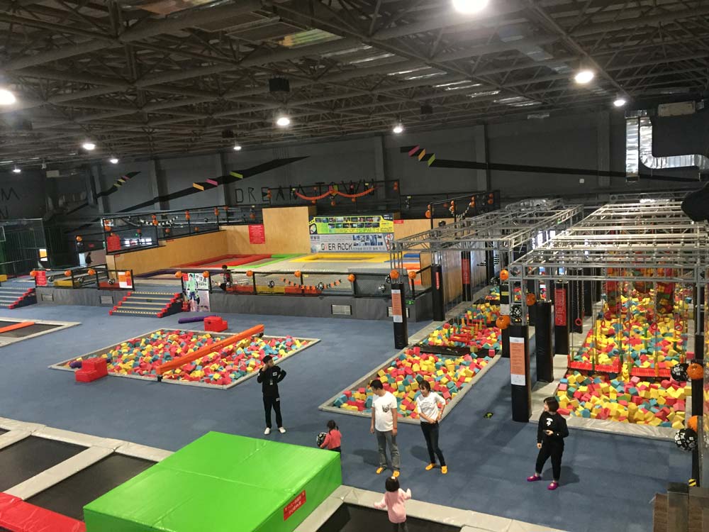 年轻大众欢迎的抖音网红蹦床公园游乐项目