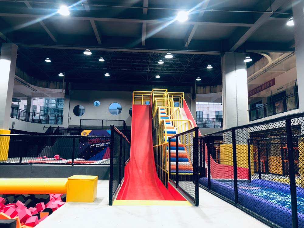 金牌供应商立本集团,专业生产大型儿童蹦床