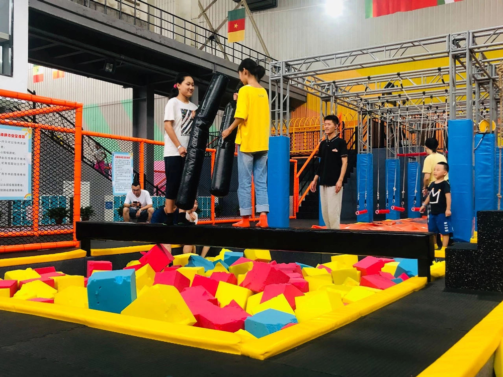 厂家直销户外大型游乐设备蹦极蹦床,儿童蹦极蹦蹦床