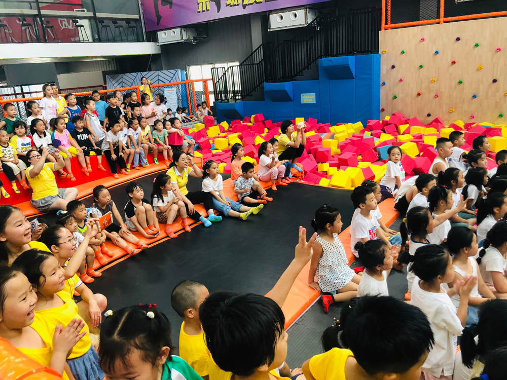 厂家提供蹦床免费设计、安装售后一条龙服务，专业生产，品质保证