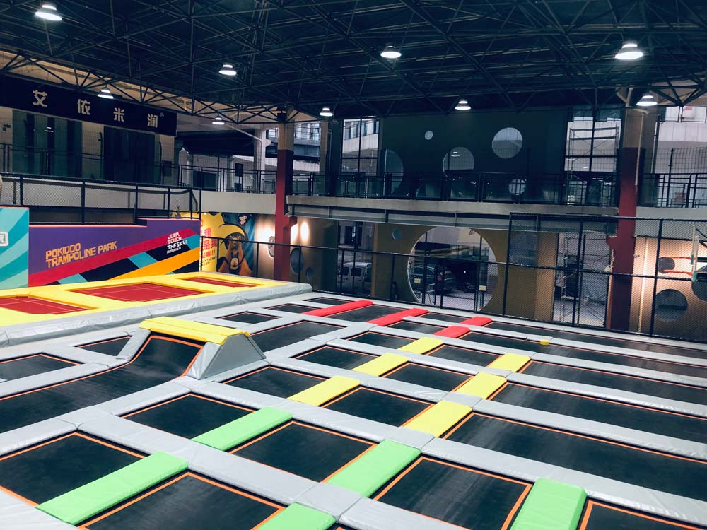 夏日清凉减肥健身--室内蹦床公园